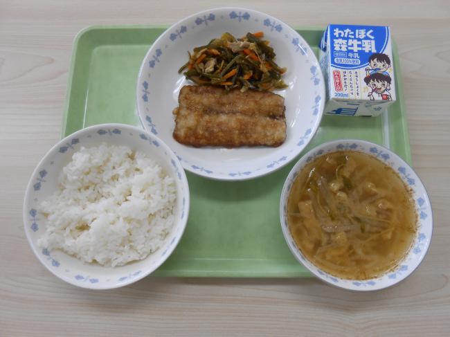 給食　ご飯　牛乳　さんまのかば焼き　茎わかめの中華炒め　みそ汁