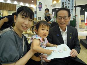 市長と記念撮影をする親子の様子