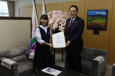 畠山市長と賞状を手に