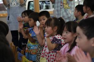 2人の熱い演奏に拍手で応える子ども達