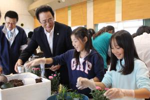 寄せ植えに挑戦する市長と子ども