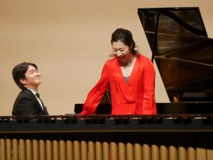 息の合った演奏を見せるマリンバの小針彩菜さんとピアノの清水篤さん