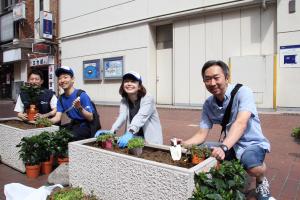 植え込みをする参加者4