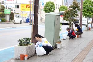 ごみ拾いや除草を行う参加者3