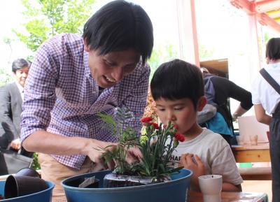 寄せ植えする親子