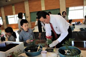 寄せ植えする畠山市長と参加者