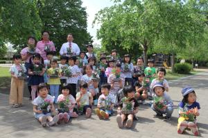 こどもの城の寄せ植え体験の参加者と畠山市長