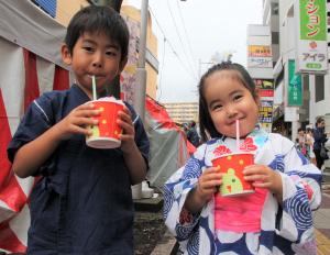 かき氷を持つ子供達