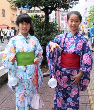 水風船で遊ぶ子供達