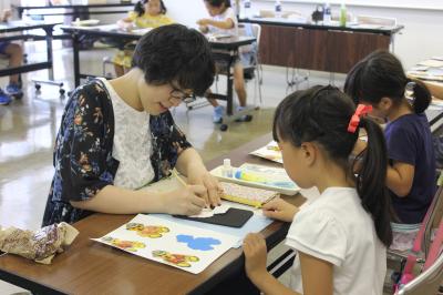 切り方を見つめる子ども