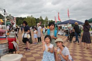 屋台を楽しむ子どもたち