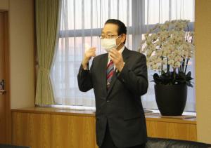 お祝いの言葉を述べる畠山市長