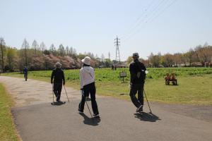 公園を歩く受講者