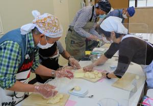 こね台の上で成型作業をする参加者