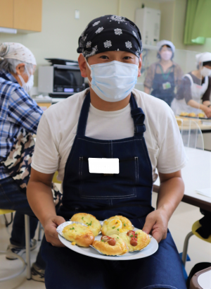 自作のパンを前に笑顔の参加者