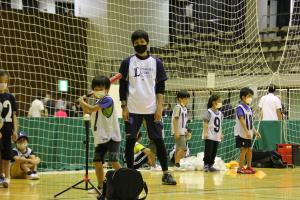 野球教室で選手から教わる子ども