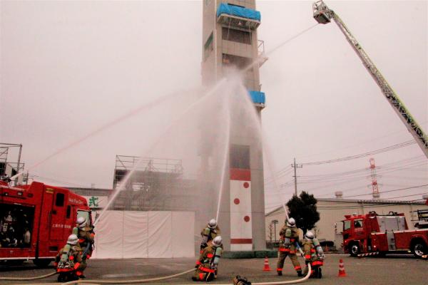 訓練展示で行われた一斉放水