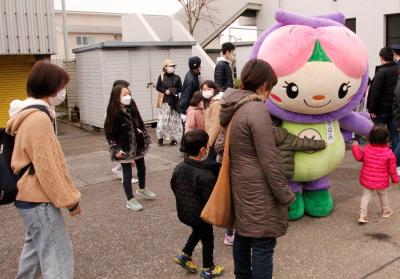 あゆみと触れ合う来場者