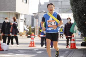 公園外を走る選手