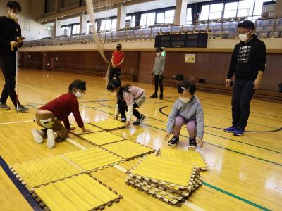 協力してコースを作る参加者の小学生