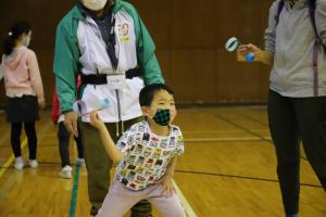 出来上がった紙飛行機を飛ばす男の子