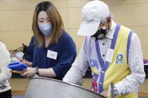 生徒に教える小針さん