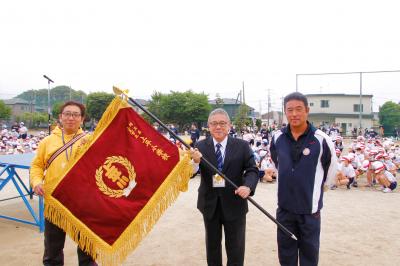 左から上平小学校教員、山田校長、平野実行委員長