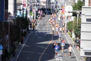 中山道を走るランナー