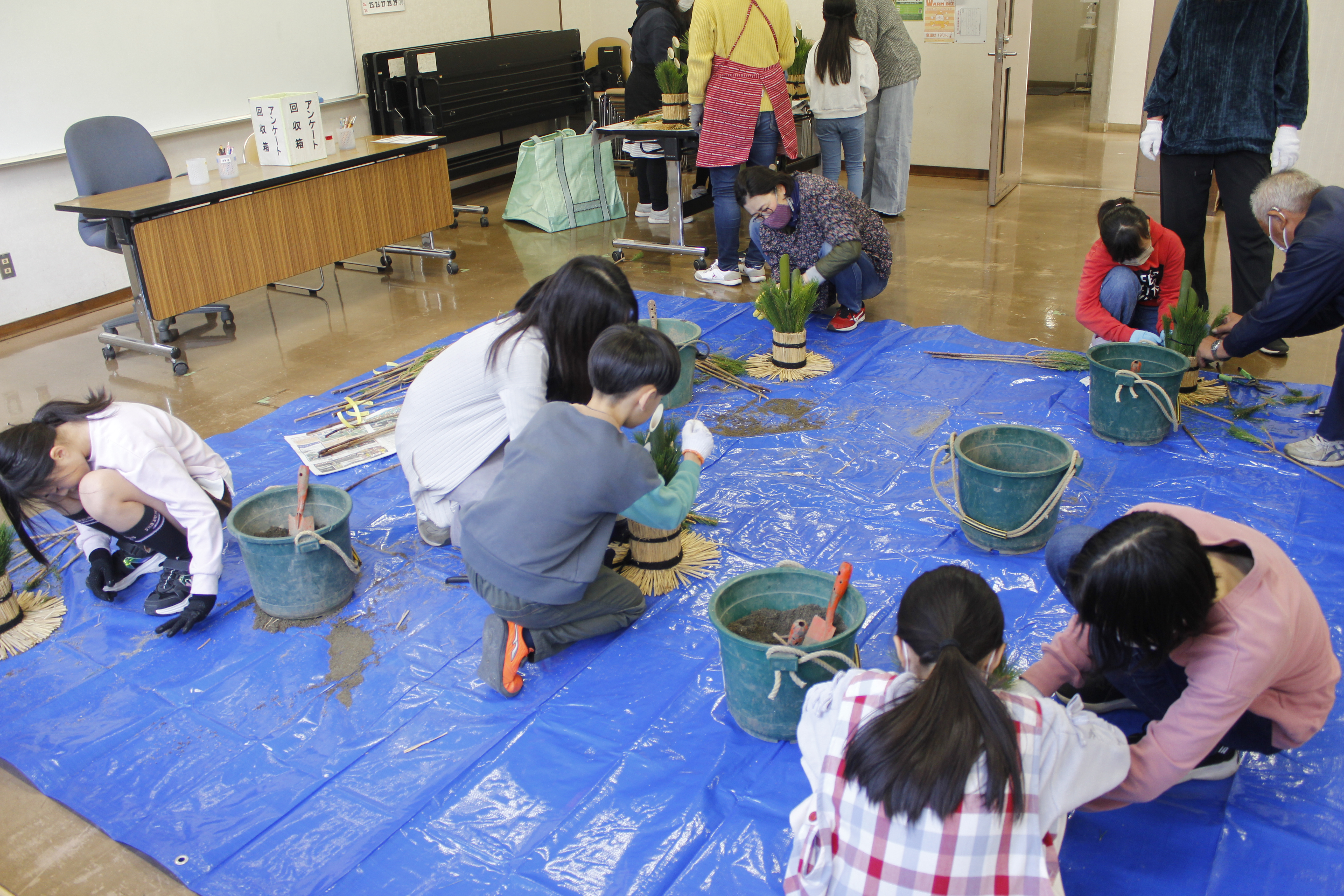 土台に砂を流し込む作業