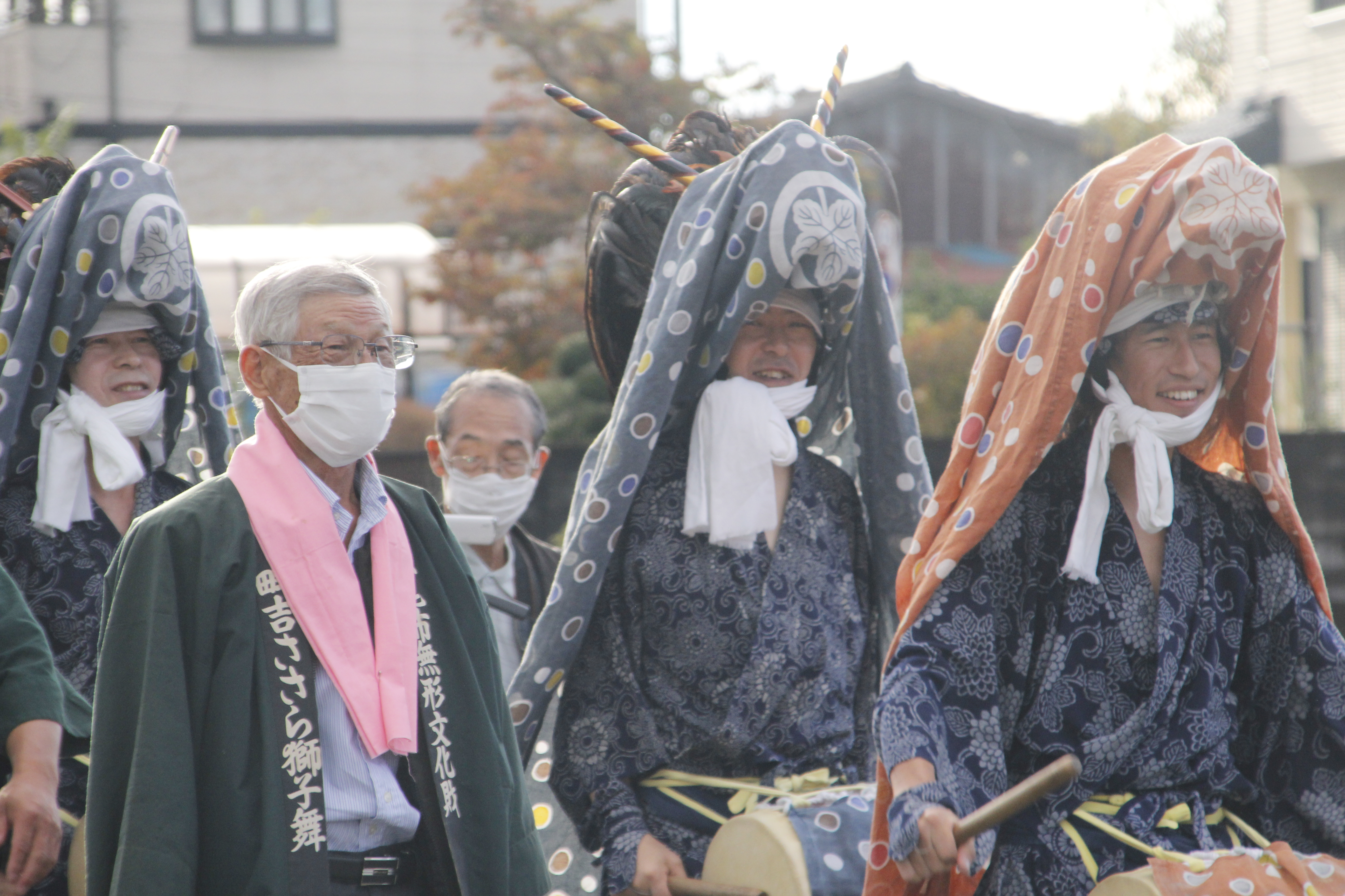 獅子を演じる3人