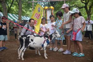 干し草をあげお子どもたち