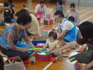 大石公民館の体育館でおもちゃ遊び